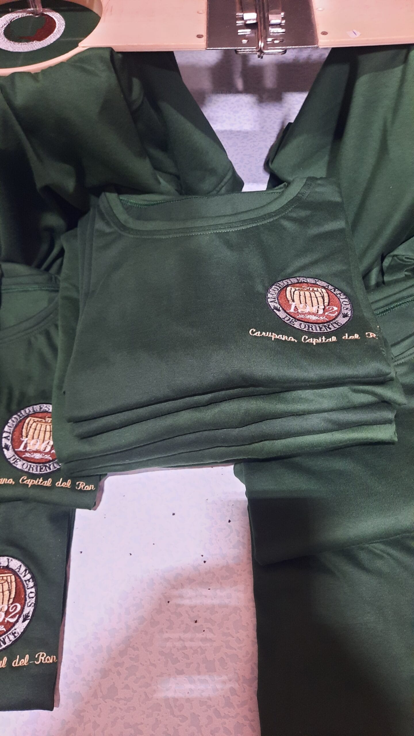 Servicio de bordado de logo en prendas corporativas