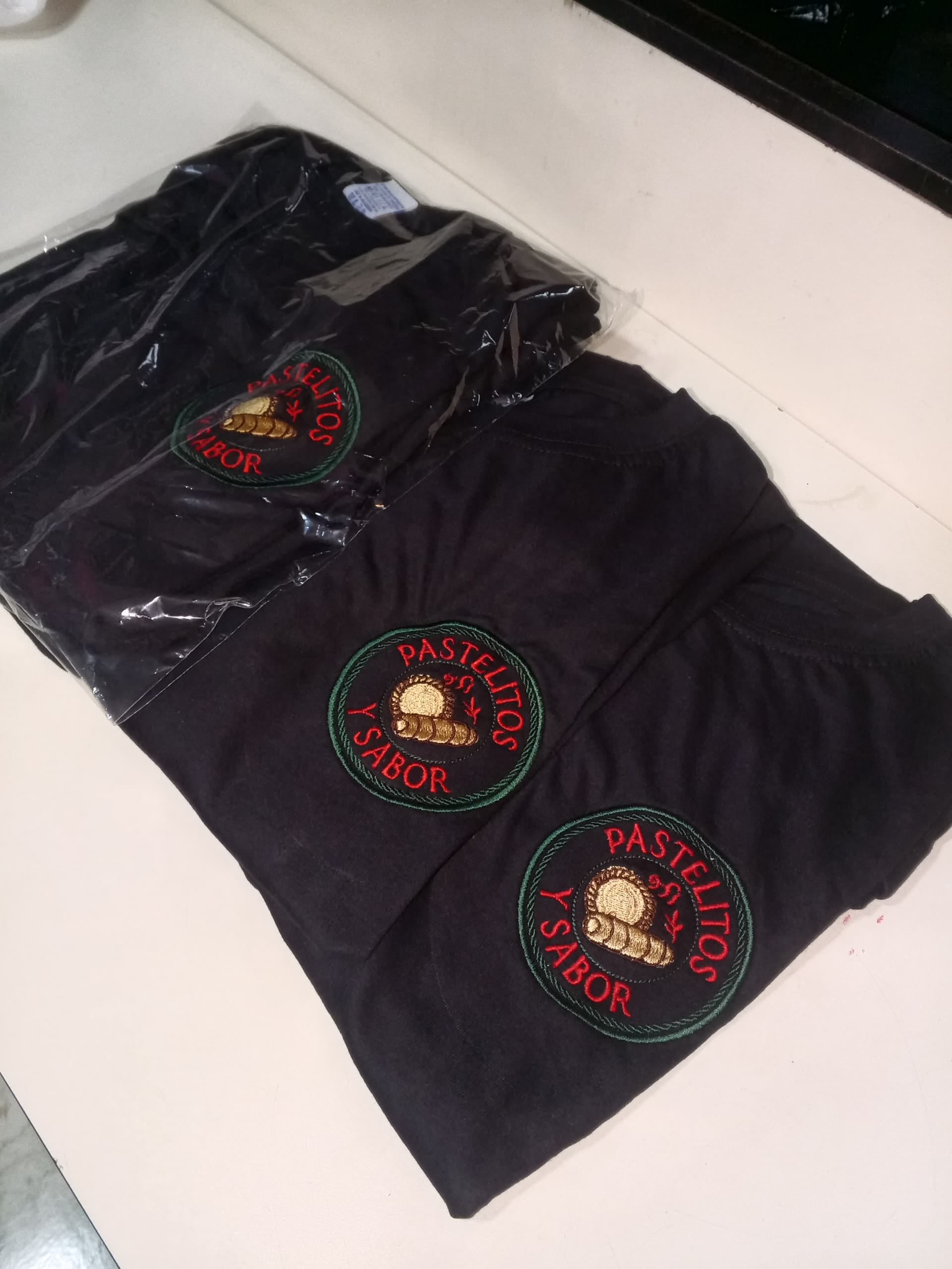 Confección de franelas corporativas bordadas personalizadas