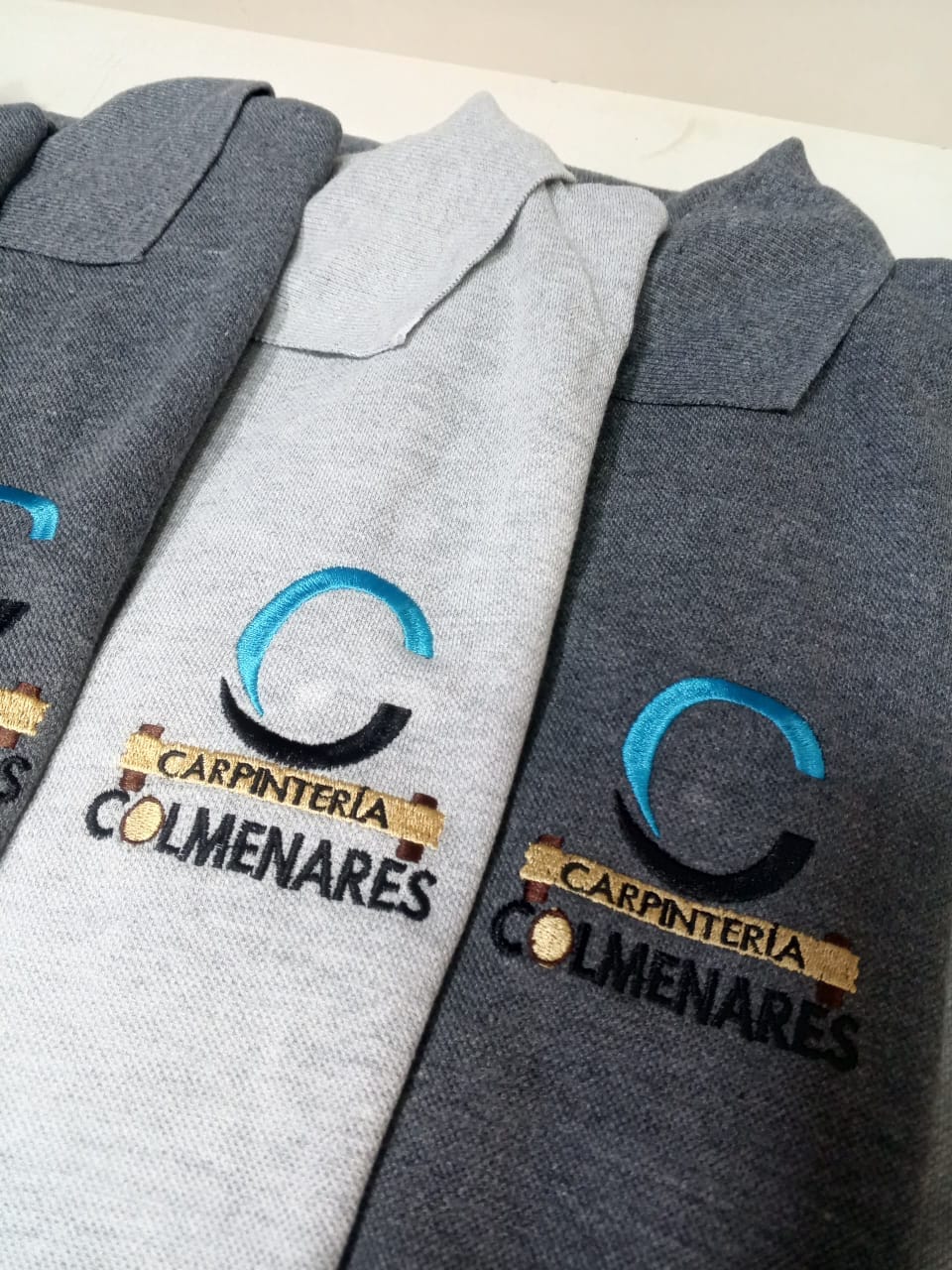 Acabados textiles en chemises ejecutivas