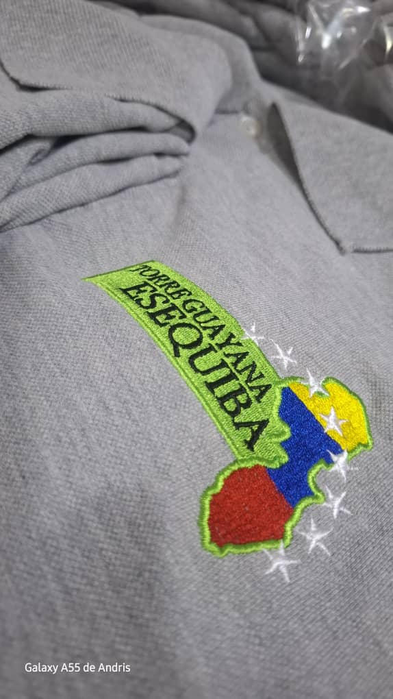 Personalización de uniformes chemises con logo de empresa