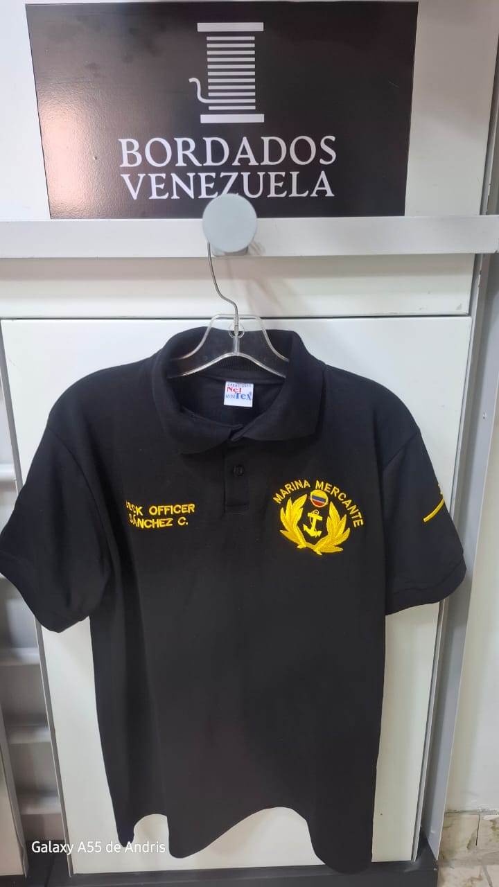 Detalle de cuello rígido en chemises premium