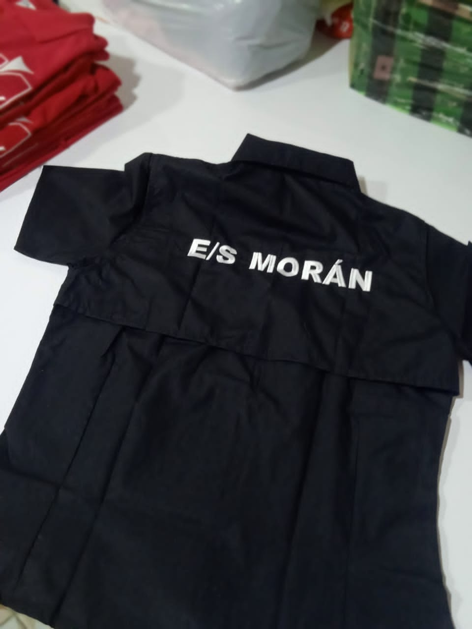 Acabados profesionales en camisas de dotación empresarial