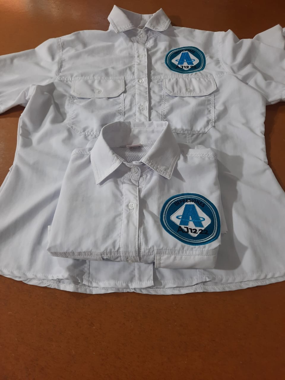 Colores disponibles para camisas corporativas bordadas