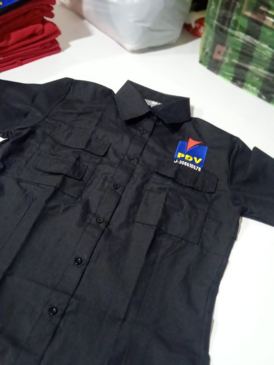 Confección de camisas para dotación de personal administrativo