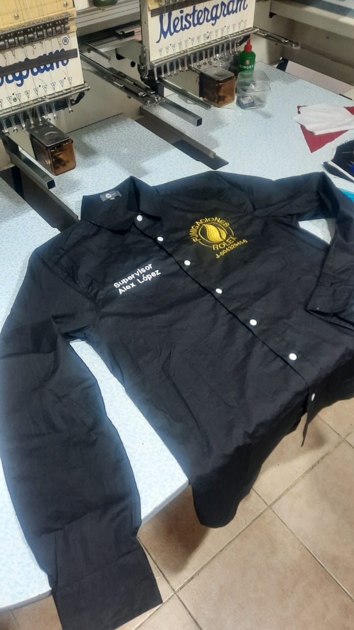 Bordado personalizado en camisas ejecutivas