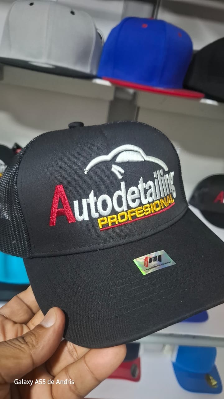 Diseño de uniformes gorras corporativas