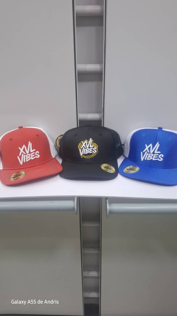 Detalle de bordado en gorras corporativas