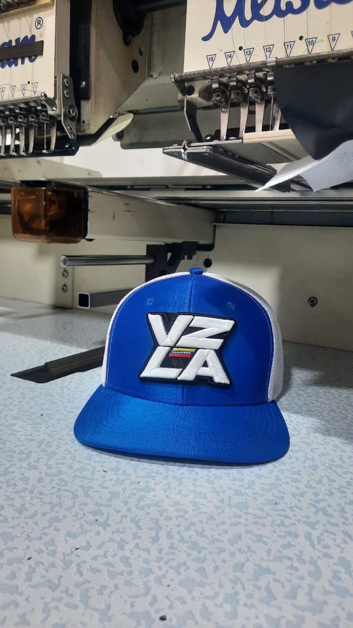 Bordado frontal en gorras de gabardina