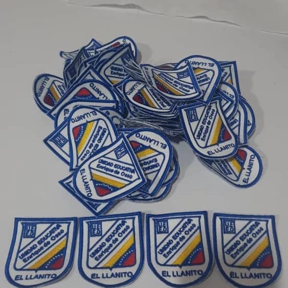 Bordado de parches con bordes rematados resistentes